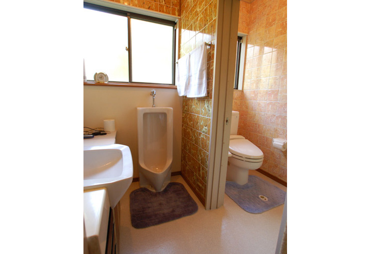 洗面室隣に新しく男性用トイレを設置